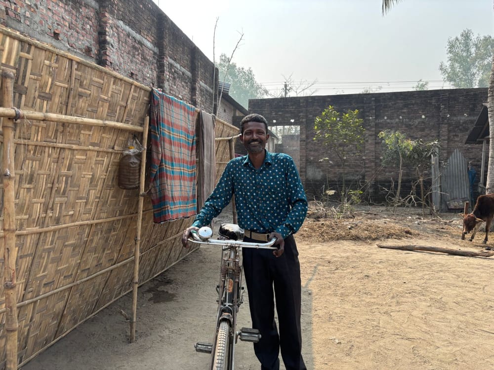 Nipen Das står med sin cykel i en by i Bangladesh